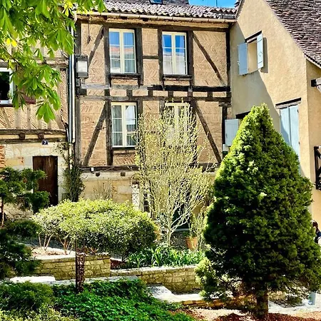Le Logis Plantagenet 3* Μπερζεράκ