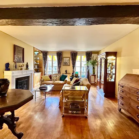 Le Logis Plantagenet Bed & Breakfast 3*